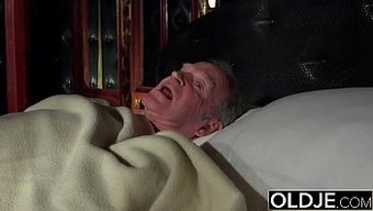 成熟男人在各种姿势中...
