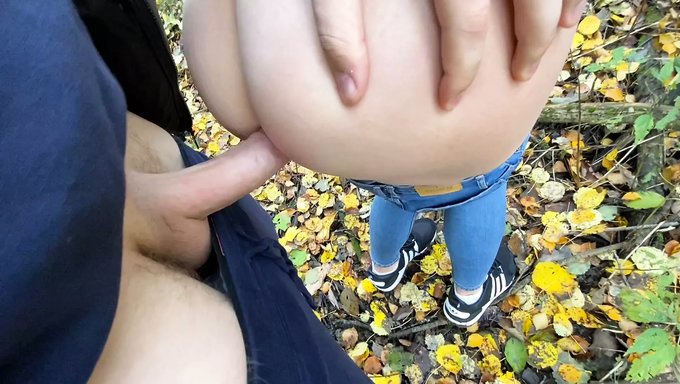 乳头游戏和户外性爱中高潮的特写视角