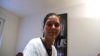 年轻的金发少女探索她...