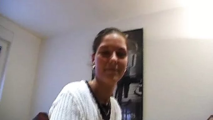 年轻的金发少女探索她的身体并达到高潮