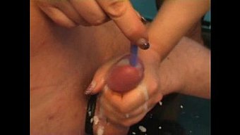 女权主义女主人用牙刷...