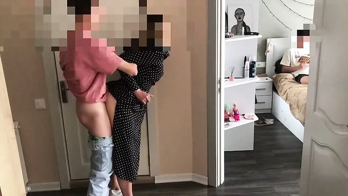 瘦弱的妻子在与情人做爱时被丈夫抓住