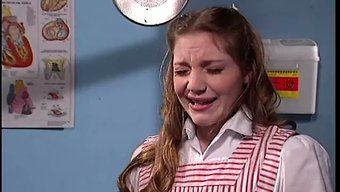 年轻女孩在医疗环境中...