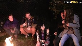 大学生在宿舍房间里狂野做爱