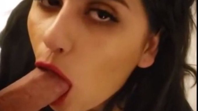 一个年轻的穆斯林女人口交并接受了大量的射精。
