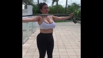 拥有大自然乳房和丰满...