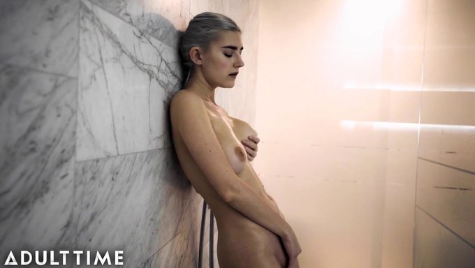俄罗斯美女eva Elfie的热辣单人淋浴