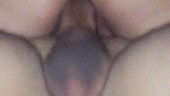 成熟的拉丁裔妻子在热...
