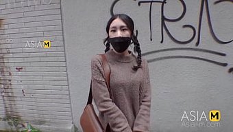 在亚洲色情视频中舔和...