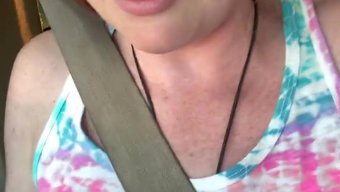 近距离观看女性用糖果...