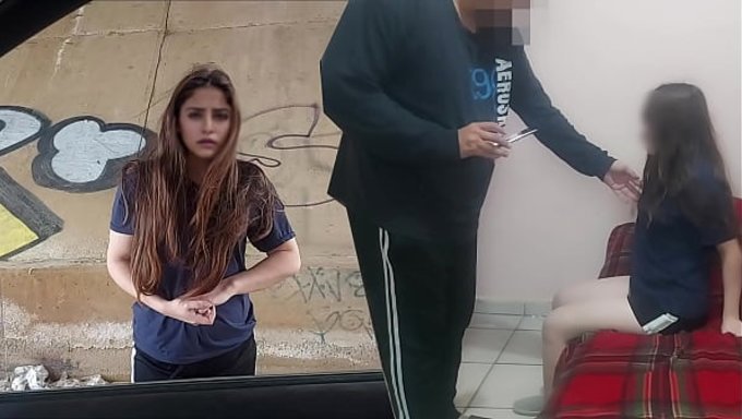 一个来自破碎家庭的年轻无辜女人转向卖淫以维持生计,并发现自己陷入了一系列激烈的遭遇中。