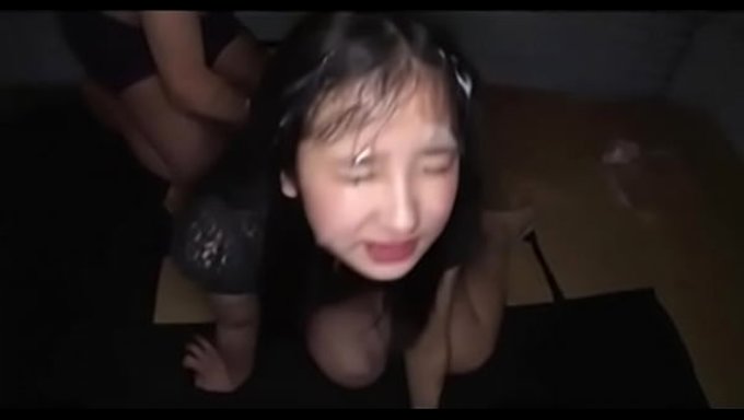 黑发小骚妹suzu Ichinose被射得满脸都是精液,玩起了火辣的多人大战。