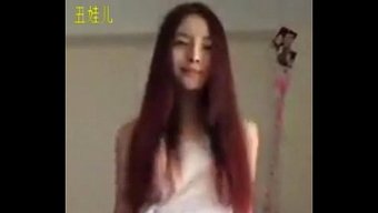 中国美女跳着火辣的舞