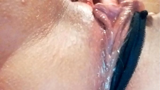 一个女孩拿着一块黄油在自慰。