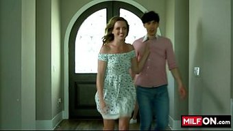 欲火焚身的妈妈没有掩饰,反而主动要鸡巴,挑了个露骨的熟女来狠狠操一顿。