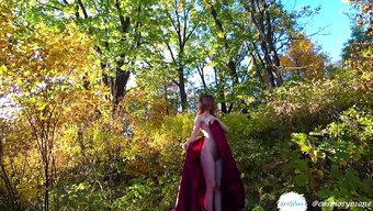 少女在树林里骑着她的男人