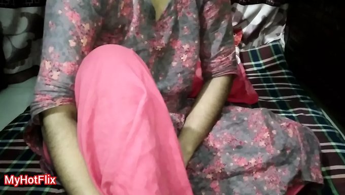 Desi夫妇自制色情视频中的大鸡巴和尼龙丝袜