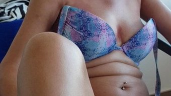 瘦弱的妻子在阳台上挑...