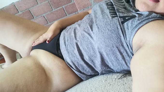 双性恋拉丁美女大屁股和丝袜在偷窥视频中挑逗