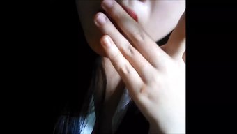 亚洲女孩在这个自拍收...
