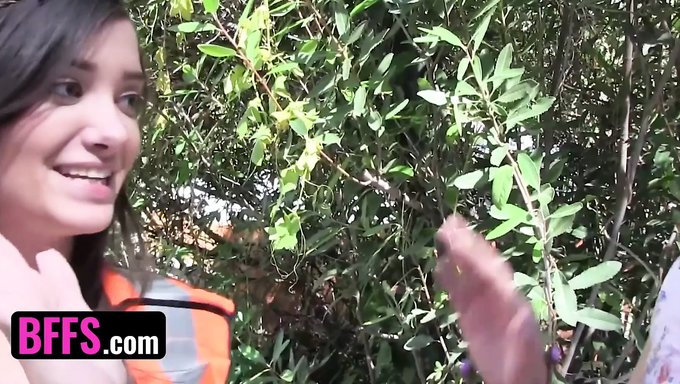 美国青少年在热辣的三人行中展示他们的大屁股和大鸡巴