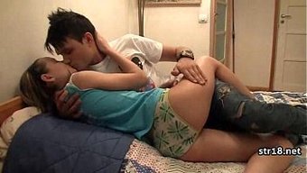年轻的18岁女孩在铁...