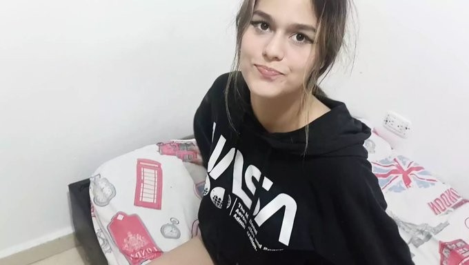 Venezuelan继妹口交并让她的阴道被操
