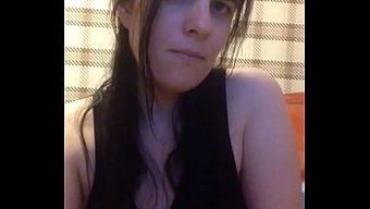 可爱的棕发女郎用她的...