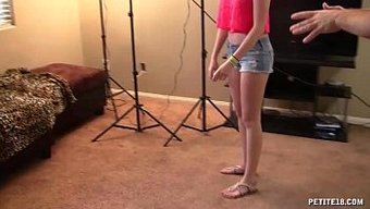 小巧的少女在高清中被...