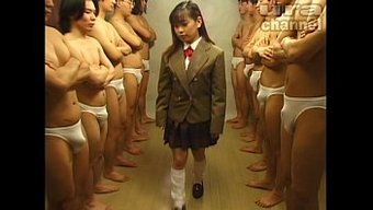 日本少女在高中接受群...