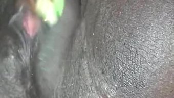 黑人女孩自慰湿润的阴道