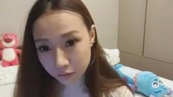胸部丰满的女孩和一对...