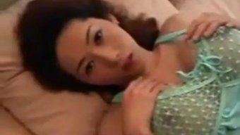 大胸部的亚洲宝贝给巨...