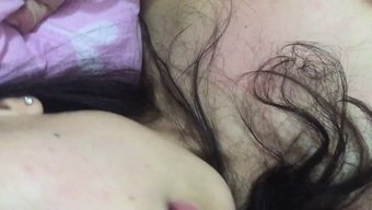 亚洲学生在宿舍里展示...