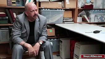 少女美女从商场官员那...