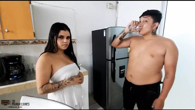西班牙bdsm色情片中的小乳房和大屁股骑乘者