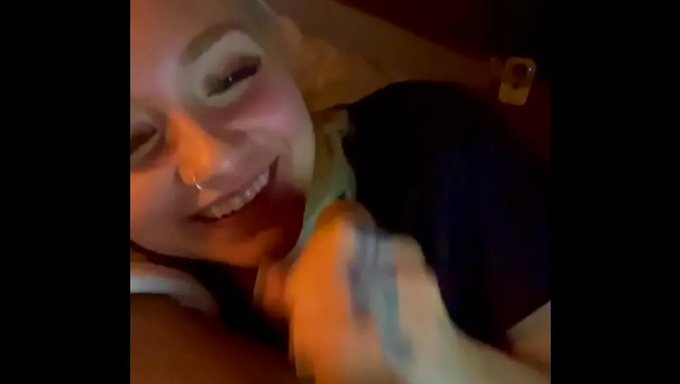 少女金发女郎热情地口交,并接受了业余帅哥的面部射精
