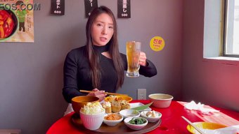 一个日本女孩骑着自行...