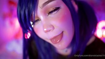 漂亮的变性人,金发和...