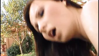 成熟的德国女人在游泳...