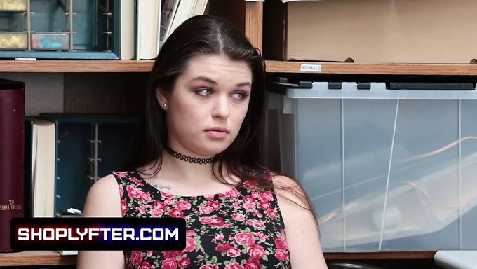 18岁的anastasia Rose被拉伸她紧绷的阴道