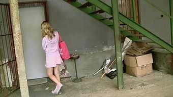 胸部丰满的金发少女渴...