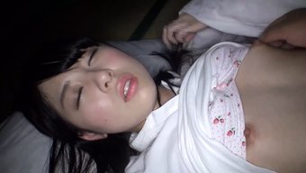 业余少女在第三部分被...