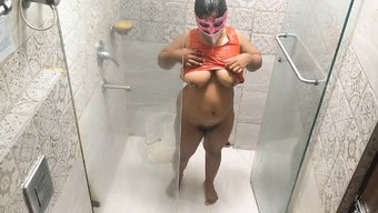 丰满的印度宝贝给一个...