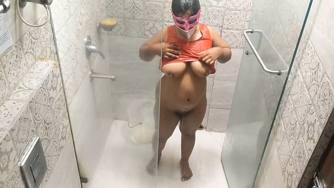 丰满的印度宝贝给一个感性的按摩