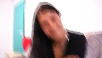 瘦弱的欧洲少女拥有大...