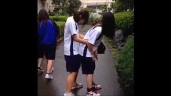 日本女孩站起来变得淘气