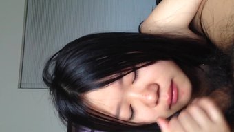 被中国女友的身体舔和...