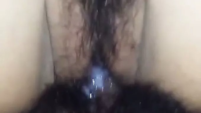 业余亚洲黑发妞被射满精液,最后还被射了一脸。