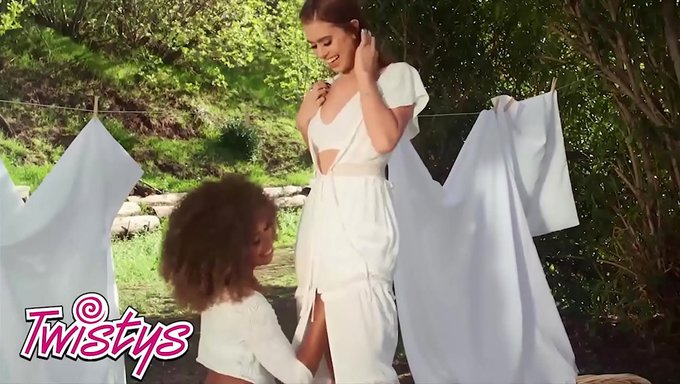 Jenna Foxx和jill Kassidy在热辣的女同性恋视频中洗衣服